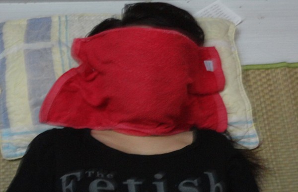 Đắp khăn ướt lên mặt khi đi ngủ